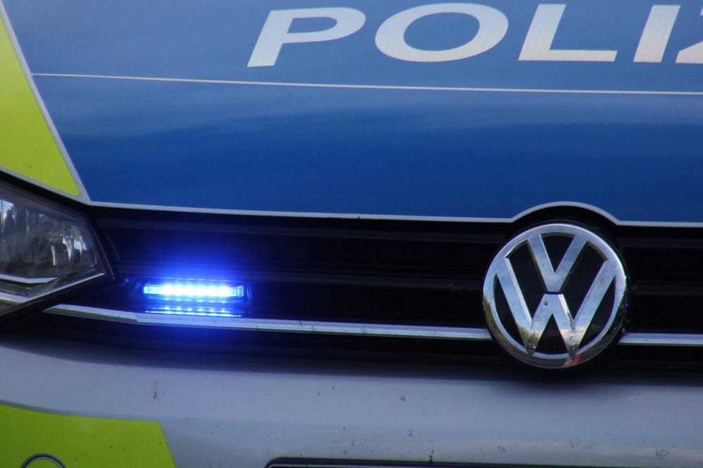 Polizeieinsatz: In Duisburg ist es zu Auseinandersetzungen zwischen Fußball-Fanlagern gekommen. Die Beamten schritten ein.