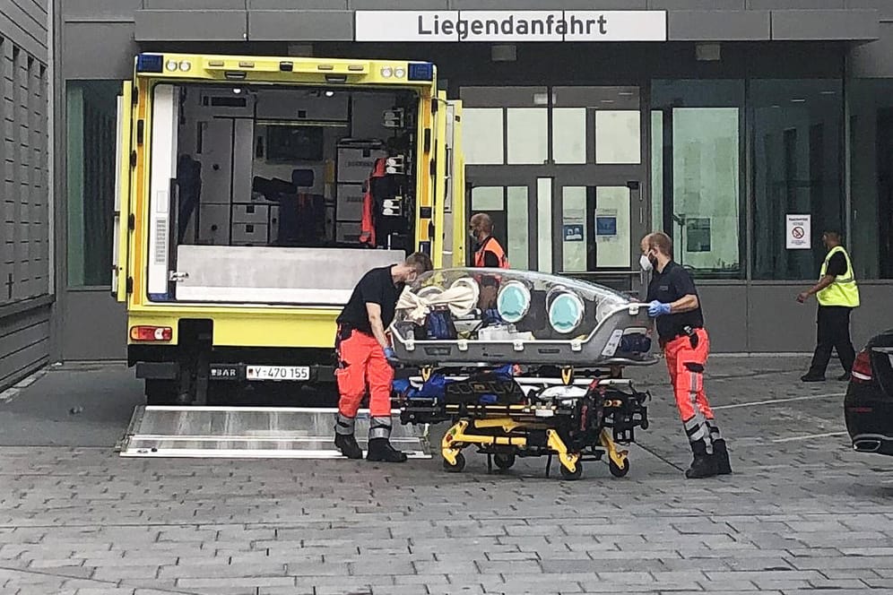Vor der Charité in Berlin: Sanitäter bringen eine Isolationstrage, in der Alexej Nawalny vom Flughafen in die Klinik gebracht wurde, zurück in einen Krankenwagen.