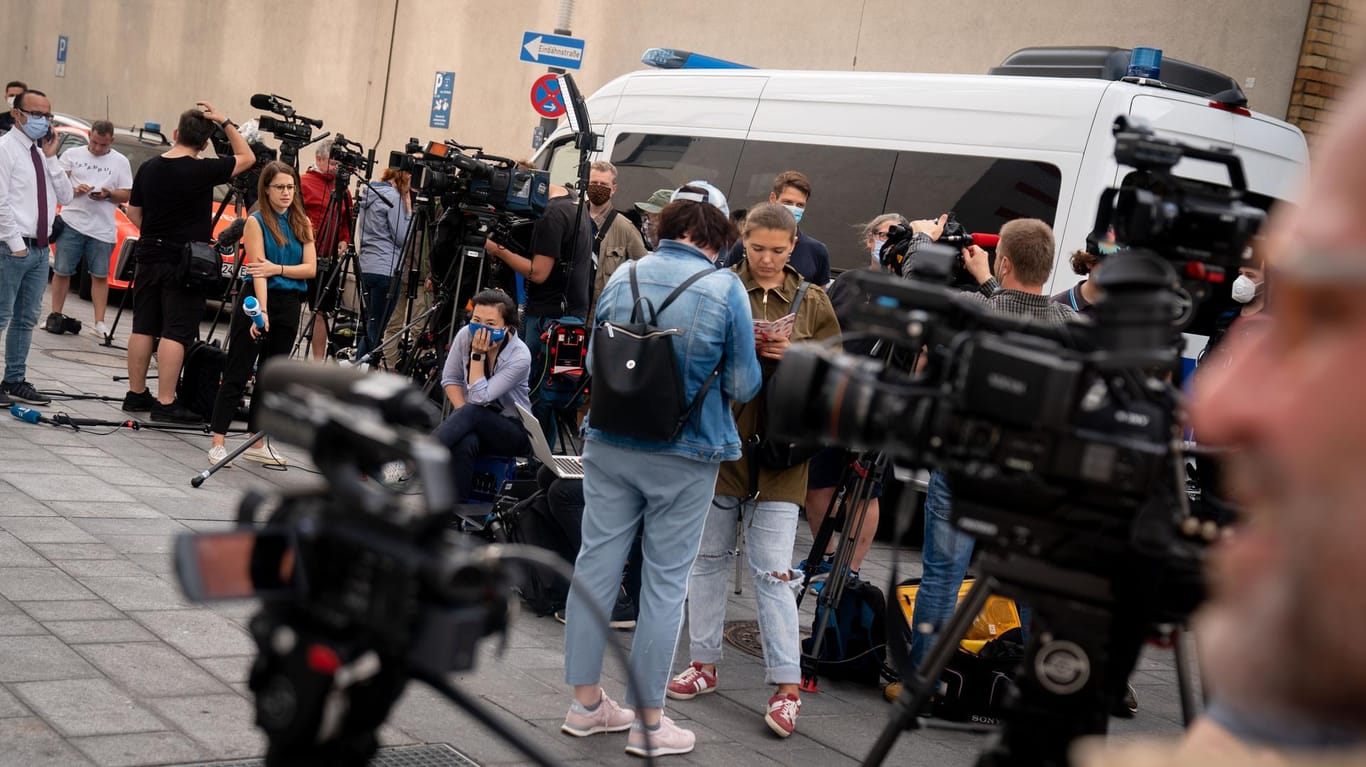 Bezirk Mitte, Berlin: Kamera- und Reporterteams aus aller Welt warten vor der Charité auf Neuigkeiten zum Zustand von Alexej Nawalny.
