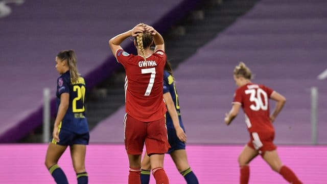 Bayerns Giulia Gwinn (M) reagiert auf eine verpasste Torchance. Bayerns Giulia Gwinn (M) reagiert auf eine verpasste Torchance.
