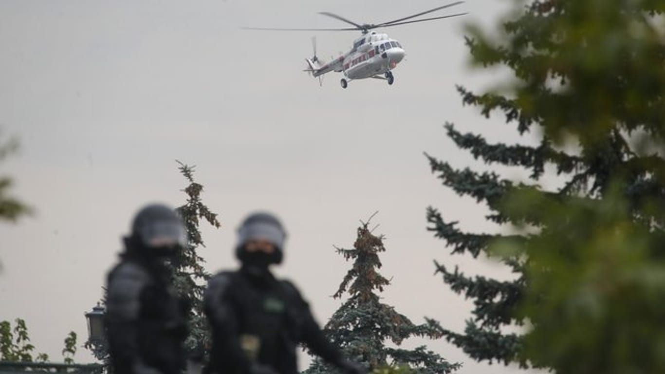 Ein Helikopter, in dem mutmaßlich Alexander Lukaschenko sitzt, landet nahe der Präsidenten-Residenz.