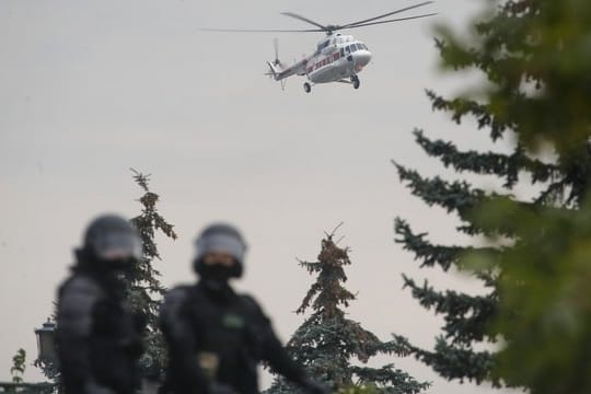 Ein Helikopter, in dem mutmaßlich Alexander Lukaschenko sitzt, landet nahe der Präsidenten-Residenz.