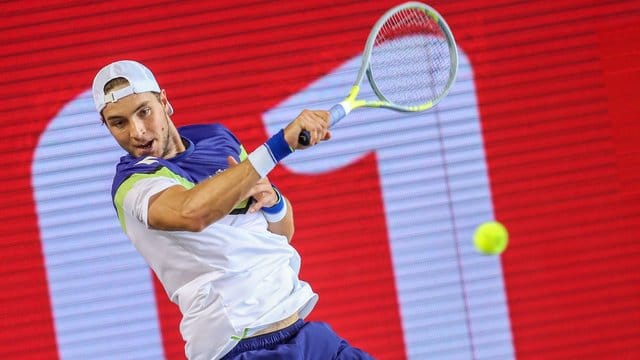 Jan-Lennard Struff konnte das erste Spiel auf Masters-Ebene nach der Corona-Pause glatt gewinnen. Jan-Lennard Struff konnte das erste Spiel auf Masters-Ebene nach der Corona-Pause glatt gewinnen.