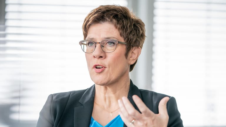 Annegret Kramp-Karrenbauer: Die CDU hat nach Angaben der scheidenden Parteichefin Kramp-Karrenbauer eine Notfallplanung für den Parteitag im Dezember ins Auge gefasst.