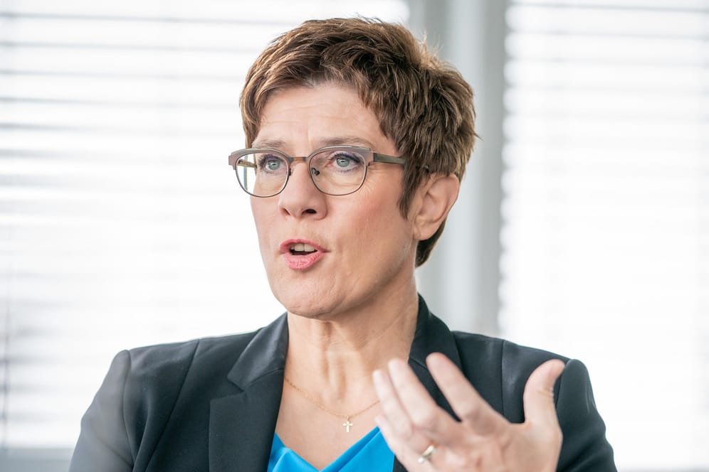 Annegret Kramp-Karrenbauer: Die CDU hat nach Angaben der scheidenden Parteichefin Kramp-Karrenbauer eine Notfallplanung für den Parteitag im Dezember ins Auge gefasst.