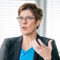 Annegret Kramp-Karrenbauer: Die CDU hat nach Angaben der scheidenden Parteichefin Kramp-Karrenbauer eine Notfallplanung für den Parteitag im Dezember ins Auge gefasst.