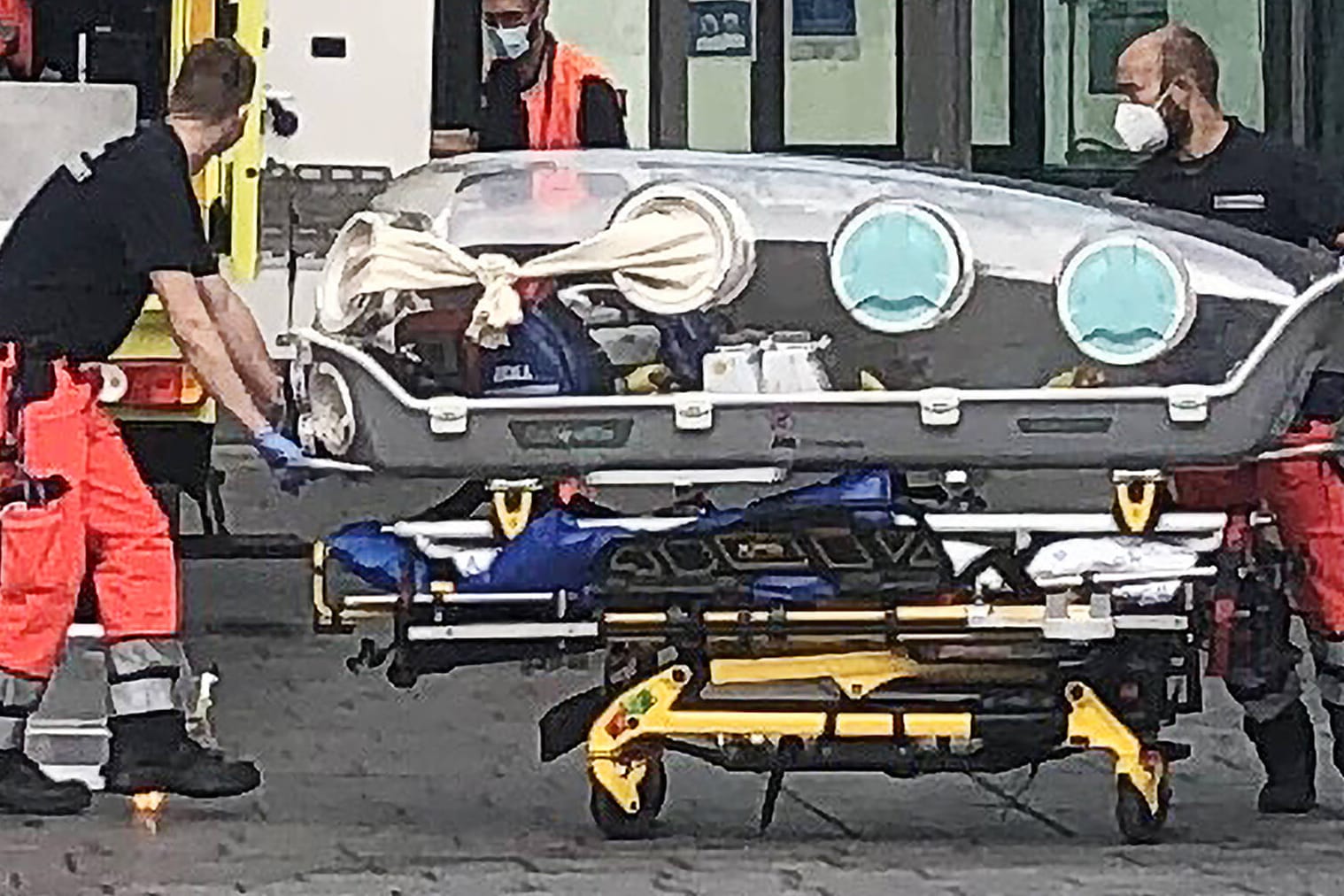 Medizinisches Personal bringt den schwer kranken Nawalny in das Berliner Krankenhaus: Der Kreml-Kritiker wurde mutmaßlich vergiftet.