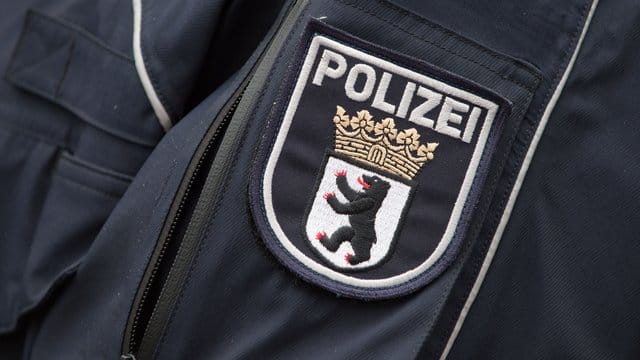 Das Wappen der Berliner Polizei prangt an einer Jacke