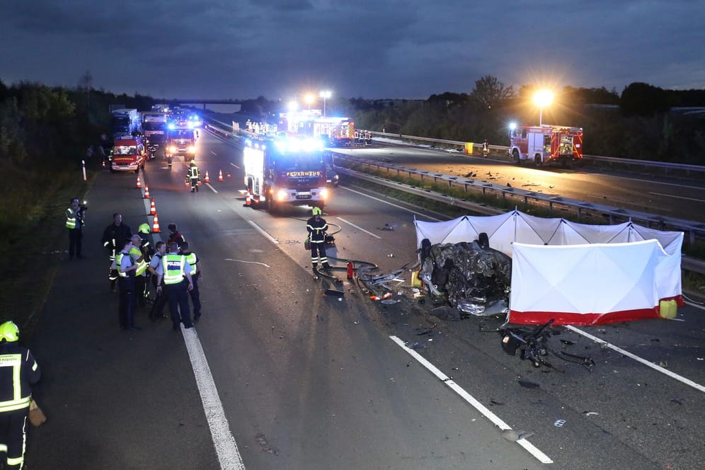 Nordrhein-Westfalen, Königswinter: Polizei und Feuerwehr sind nach einem Verkehrsunfall auf der A3 im Einsatz.