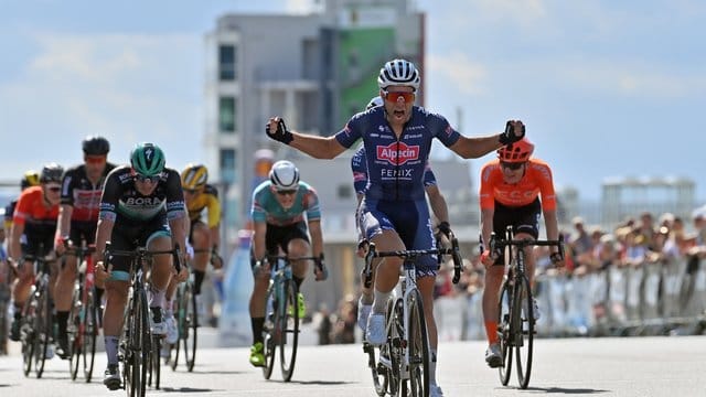 Marcel Meisen gewinnt das Rennen vor Pascal Ackermann (3.