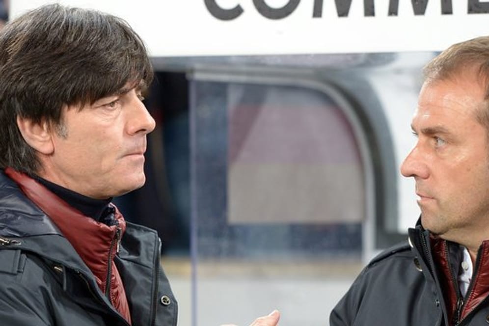 Kann auf die Fähigkeiten seinen ehemaligen Co-Trainer Hansi Flick (r) bauen: Bundestrainer Joachim Löw.