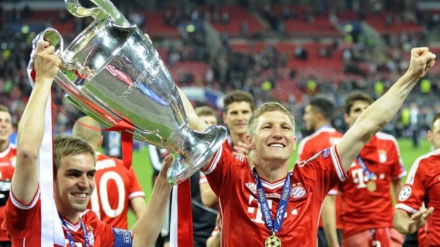 Bastian Schweinsteiger (r) und Philipp Lahm holten 2013 mit den Bayern den Champions-League-Titel. Bastian Schweinsteiger (r) und Philipp Lahm holten 2013 mit den Bayern den Champions-League-Titel.