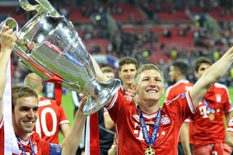 Bastian Schweinsteiger (r) und Philipp Lahm holten 2013 mit den Bayern den Champions-League-Titel.