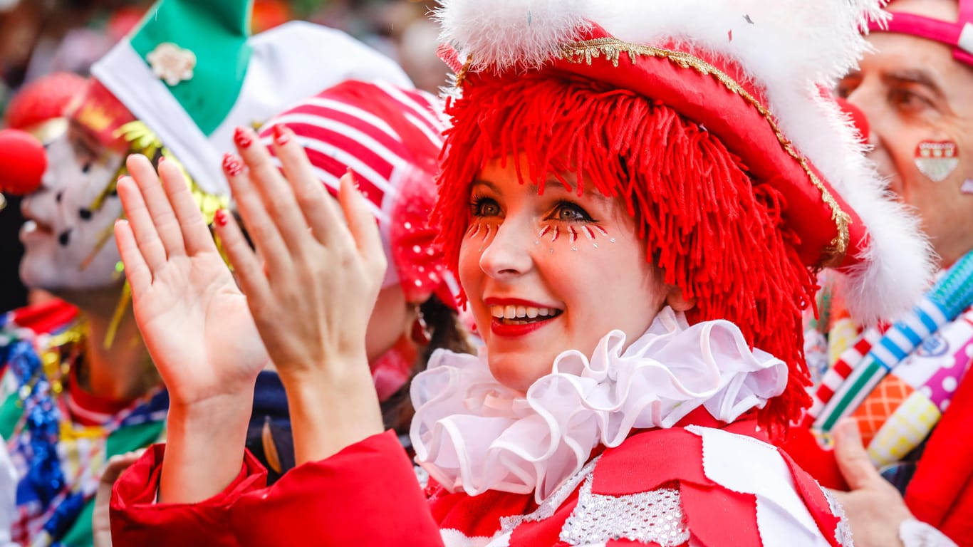 Gute Laune und ausgelassen auf dem Alter Markt in Köln Weiberfastnacht feiern? Das wird in der Karnevalssaison 2020/21 eher nichts.