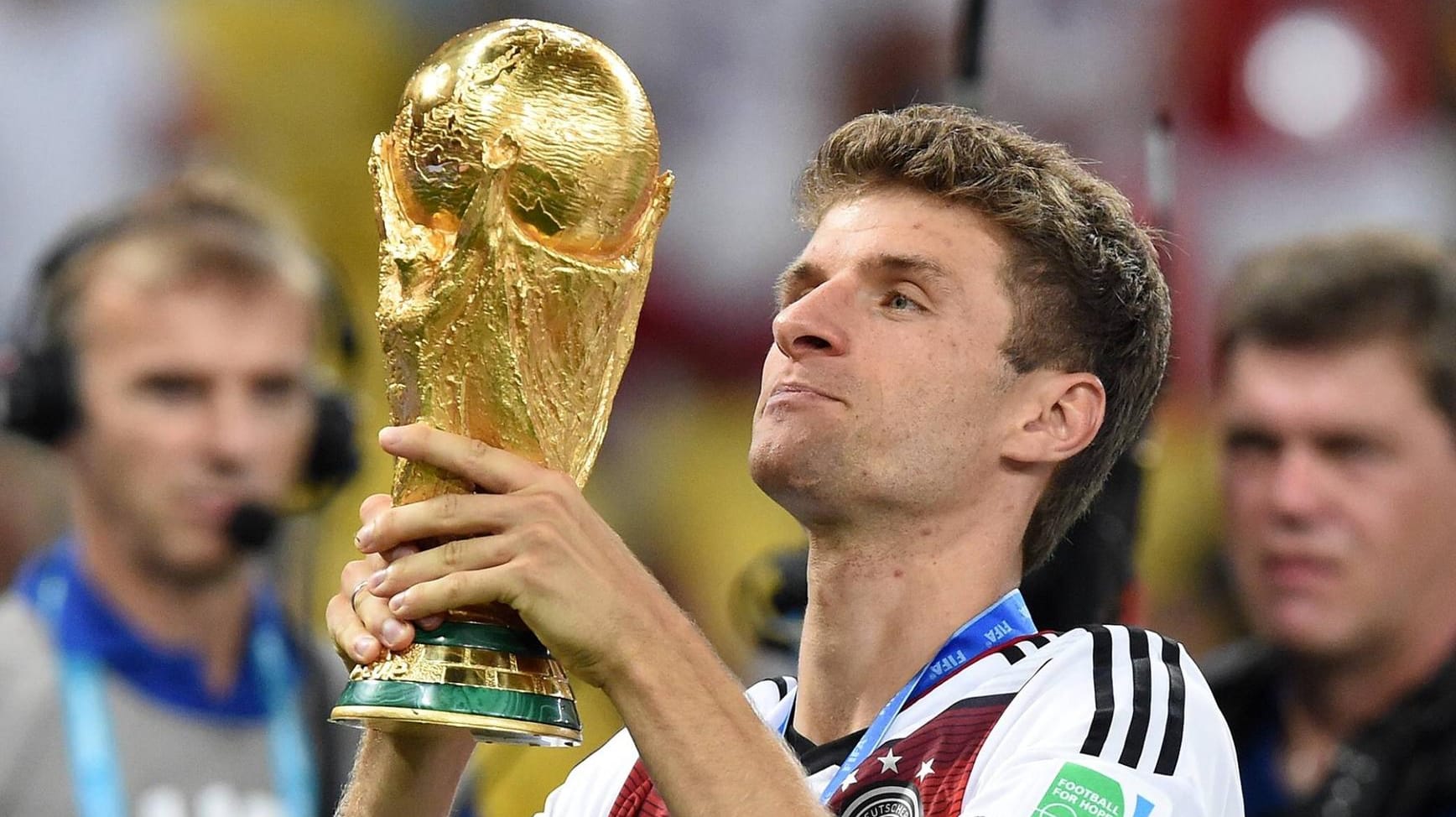 Bayern-Stürmer Thomas Müller 2014 im Maracanã-Stadion mit dem Weltmeister-Pokal.