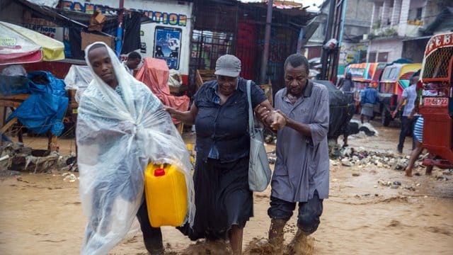 In Haitis Hauptstadt Port-au-Prince kam es durch Tropensturm "Laura" zu überschwemmten Straßen. In Haitis Hauptstadt Port-au-Prince kam es durch Tropensturm "Laura" zu überschwemmten Straßen.