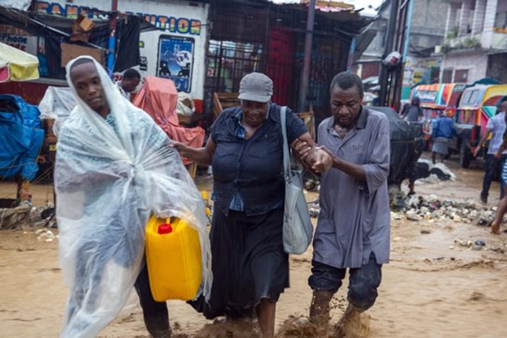 In Haitis Hauptstadt Port-au-Prince kam es durch Tropensturm "Laura" zu überschwemmten Straßen.