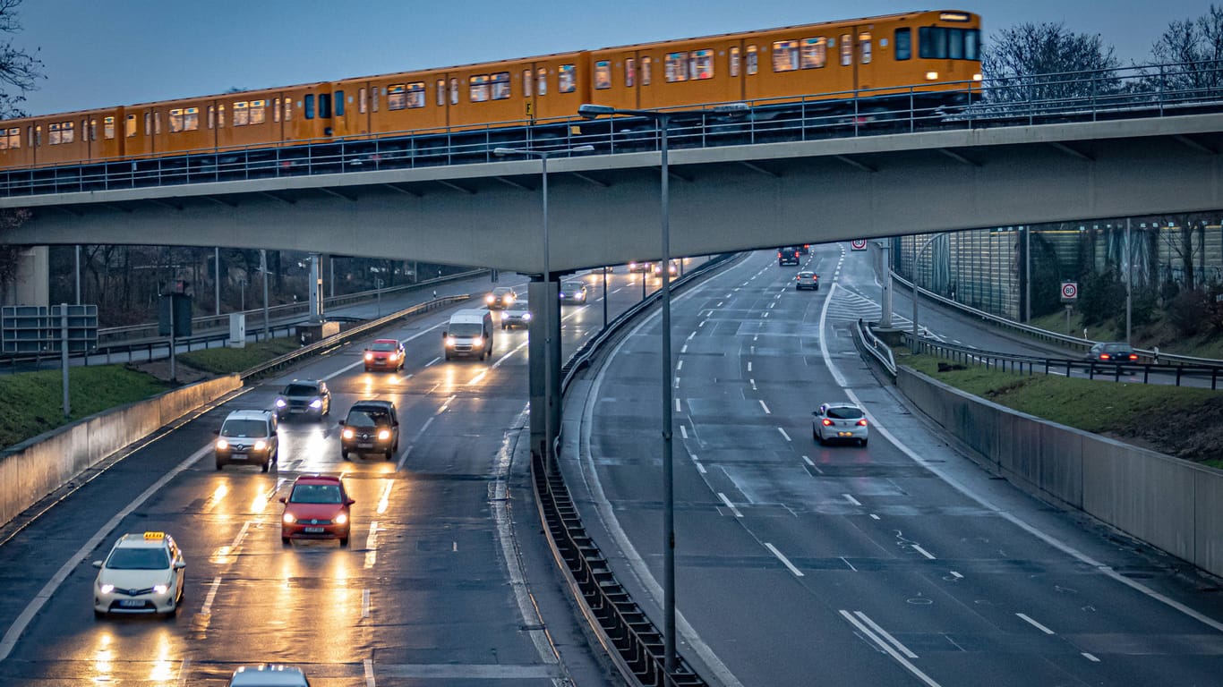 Stadtautobahn A111 in Berlin: Ein Autofahrer fuhr 90 km/h zu schnell. (Archivbild)