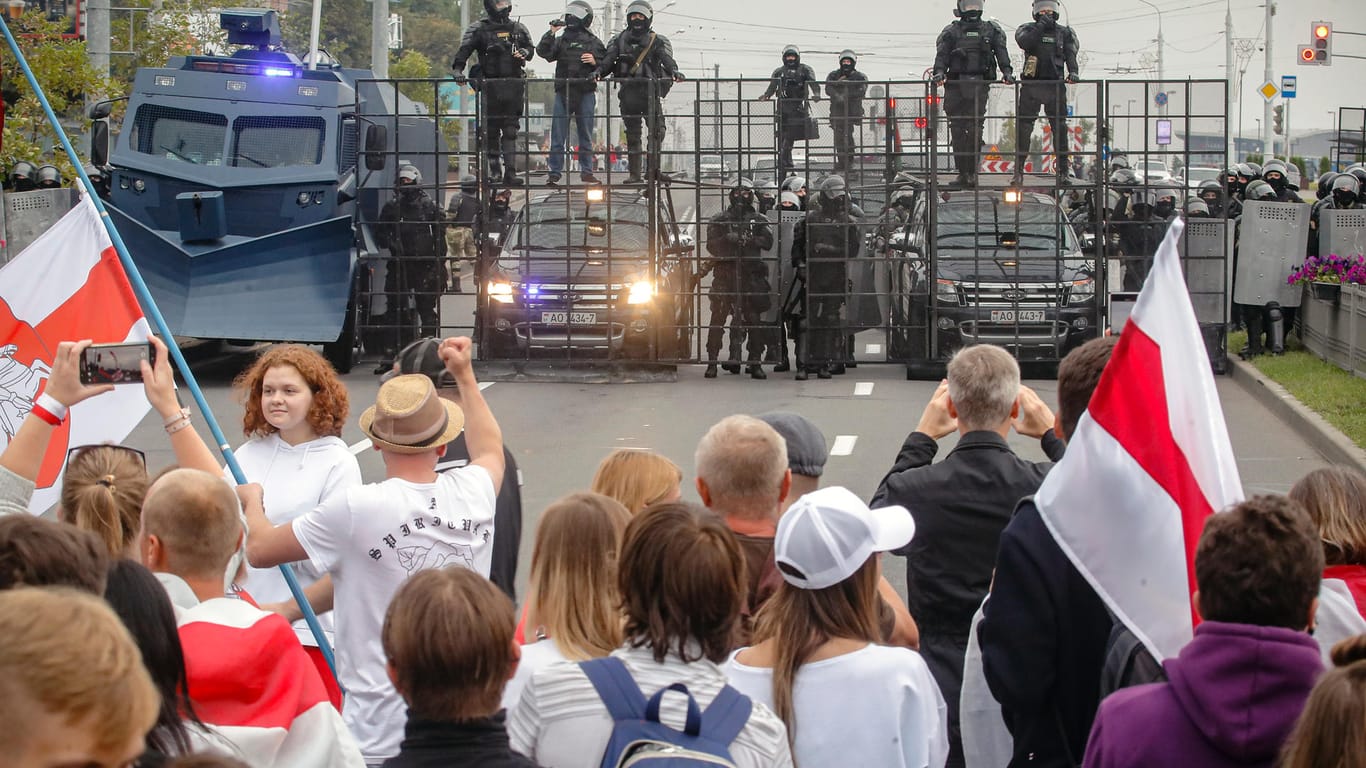 Proteste in Belarus: Der Staatschef zeigte sich mit einer Waffe in der Öffentlichkeit.