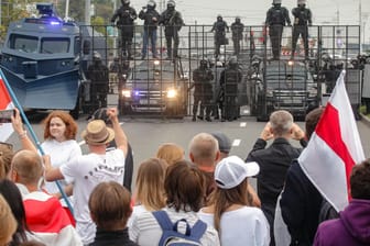 Proteste in Belarus: Der Staatschef zeigte sich mit einer Waffe in der Öffentlichkeit.