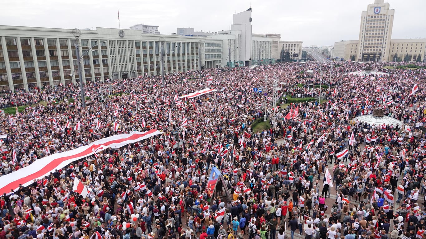 Tausende Menschen haben sich auf dem Platz der Unabhängigkeit in Minsk zu einem Protest versammelt.