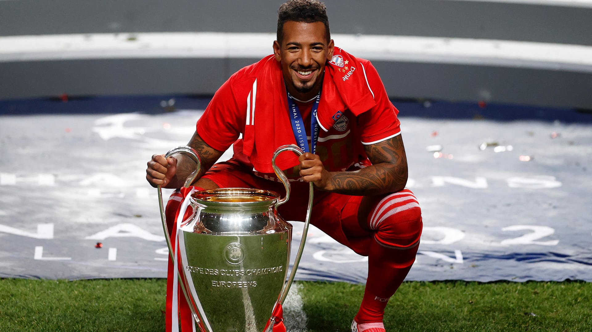 Jérôme Boateng mit dem Pokal.