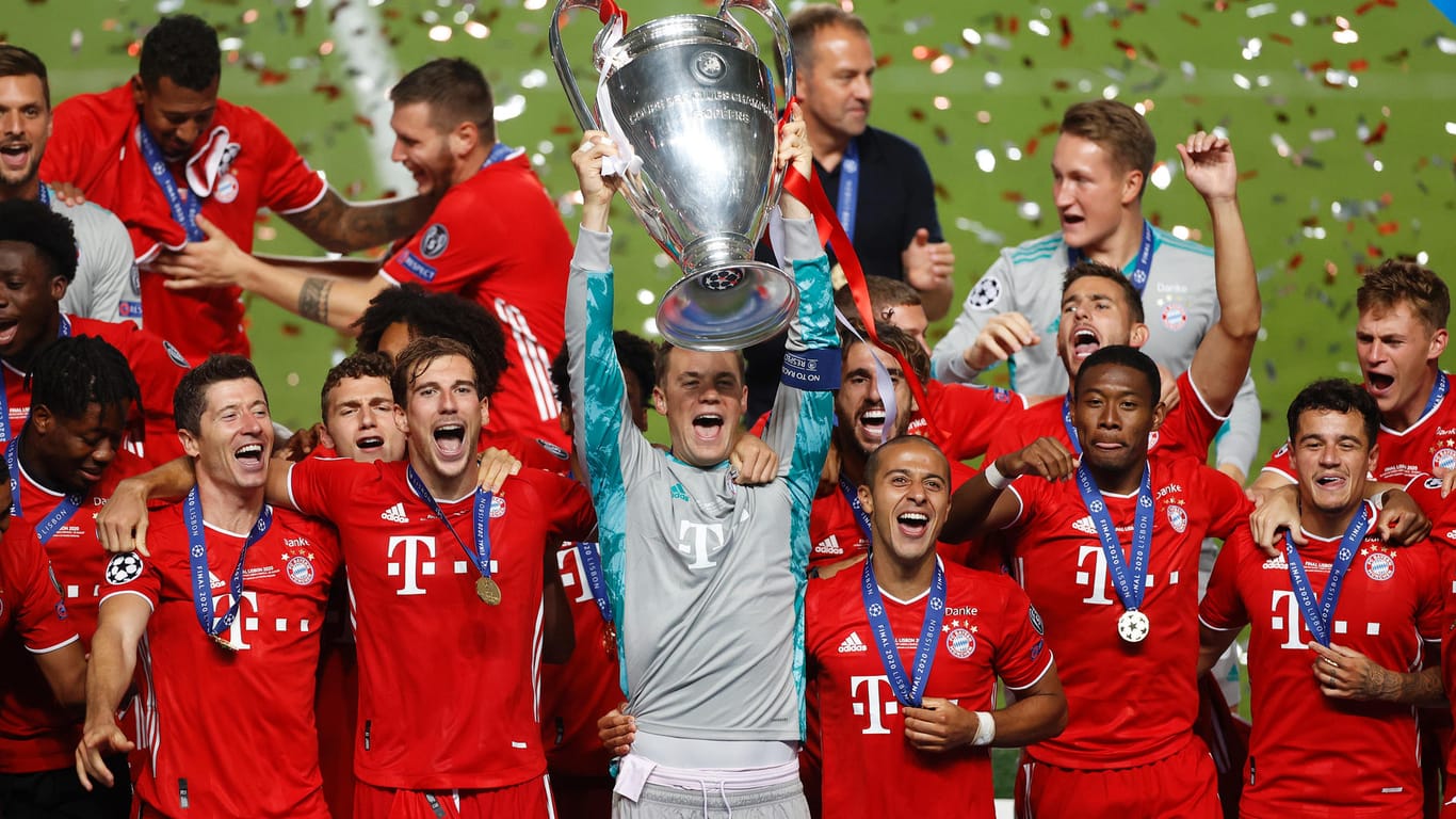 Um 23.10 Uhr reckt Kapitän Manuel Neuer den Champions-League-Pokal in die Höhe.