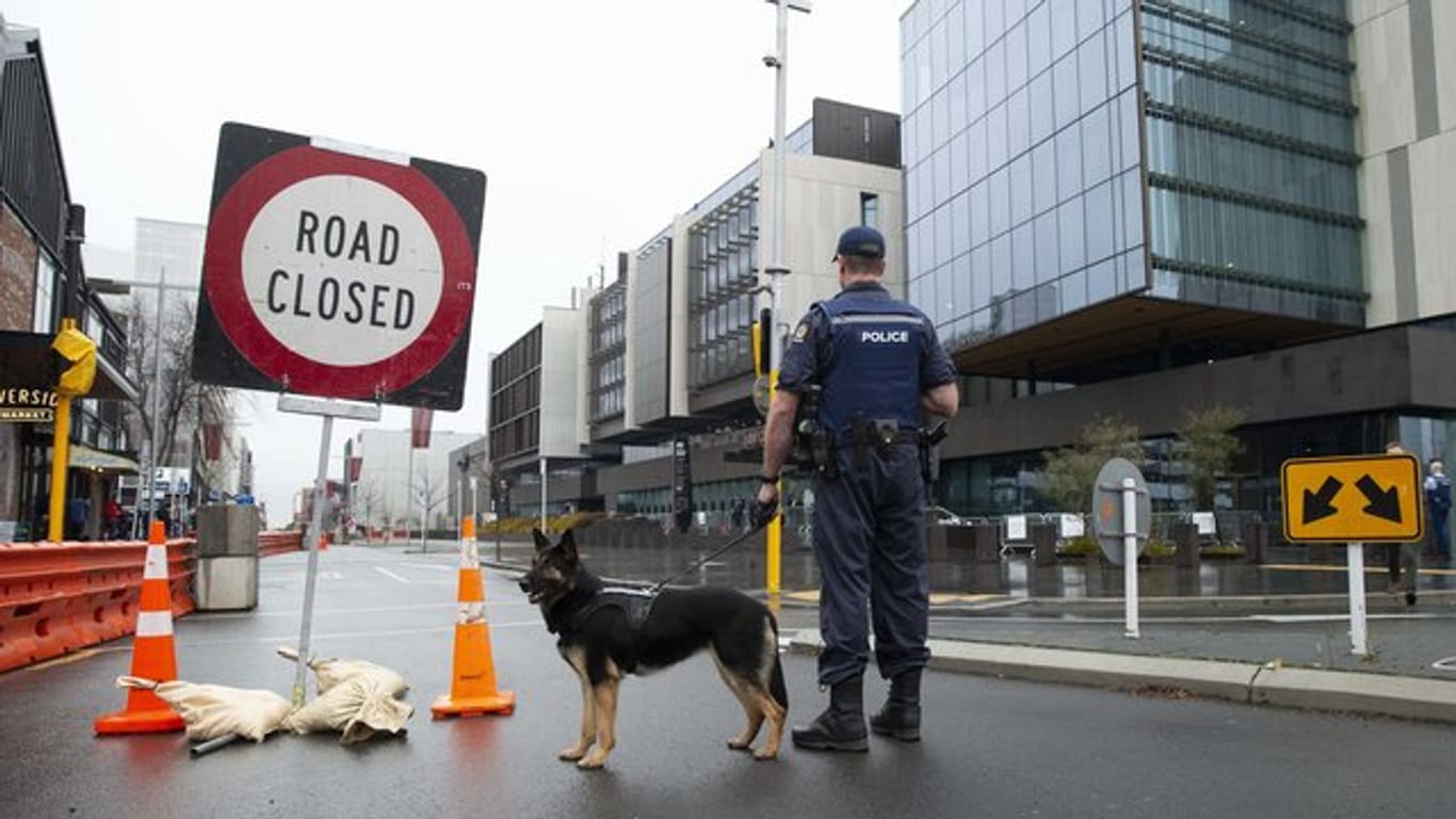 Die Polizei sperrt vor dem Obersten Gerichtshof in Christchurch eine Straße ab.