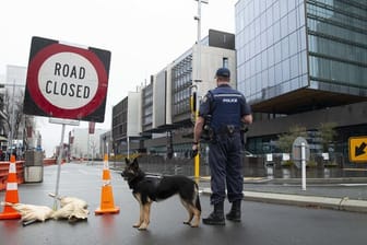 Die Polizei sperrt vor dem Obersten Gerichtshof in Christchurch eine Straße ab.