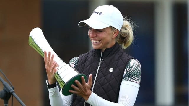 Sophia Popov freut sich über den Pokal der British Open.
