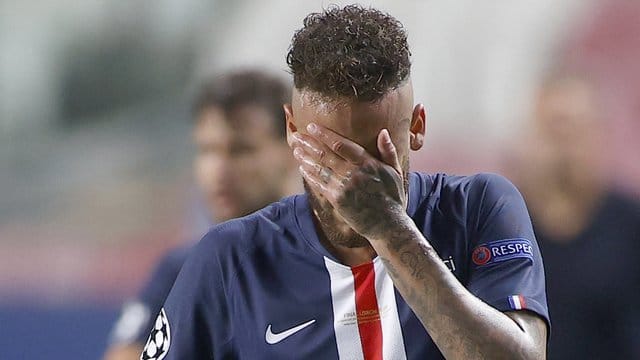 Verweinte Augen, Kopf gesengt: Neymar ist am Boden zerstört.