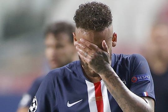 Verweinte Augen, Kopf gesengt: Neymar ist am Boden zerstört.