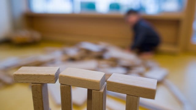 Plastik ja, Holz nein - so lautet die Regel fürs Reinigen von Bauklötzen in der Waschmaschine.