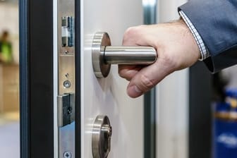 Türschloss: Um möglichen Fremdzugriffen standzuhalten, muss eine Tür möglichst massiv und gegebenenfalls mit mehreren Beschlägen und Hinterbandsicherungen ausgestattet sein.