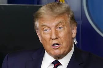 Behandlung mit Blutplasma: Trump spricht bei einer Pressekonferenz im Weißen Haus von einer "wirkmächtigen Therapie" mit einer "unglaublichen Erfolgsrate".