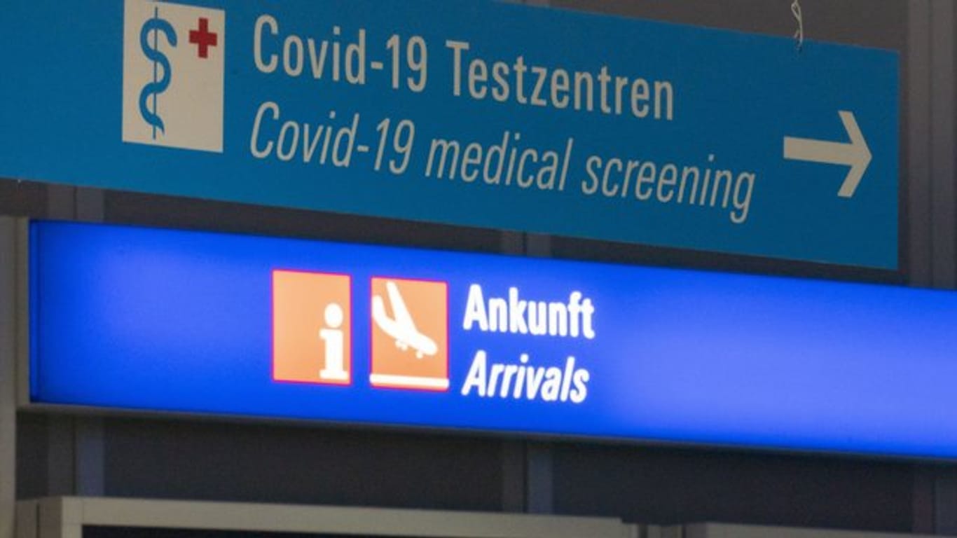 Ein Schild weist am Frankfurter Flughafen den Weg zum Covid-19-Testzentrum.