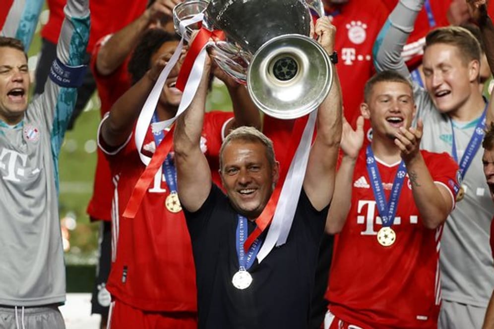 Bayerns Cheftrainer Hansi Flick feiert mit den Spielern des FC Bayern München.