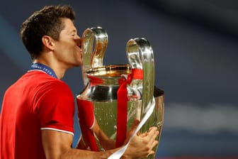 Top-Torjäger Robert Lewandowski küsst den Henkelpott: 19 Millionen Euro verdiente der deutsche Rekordmeister mit dem Finalsieg.