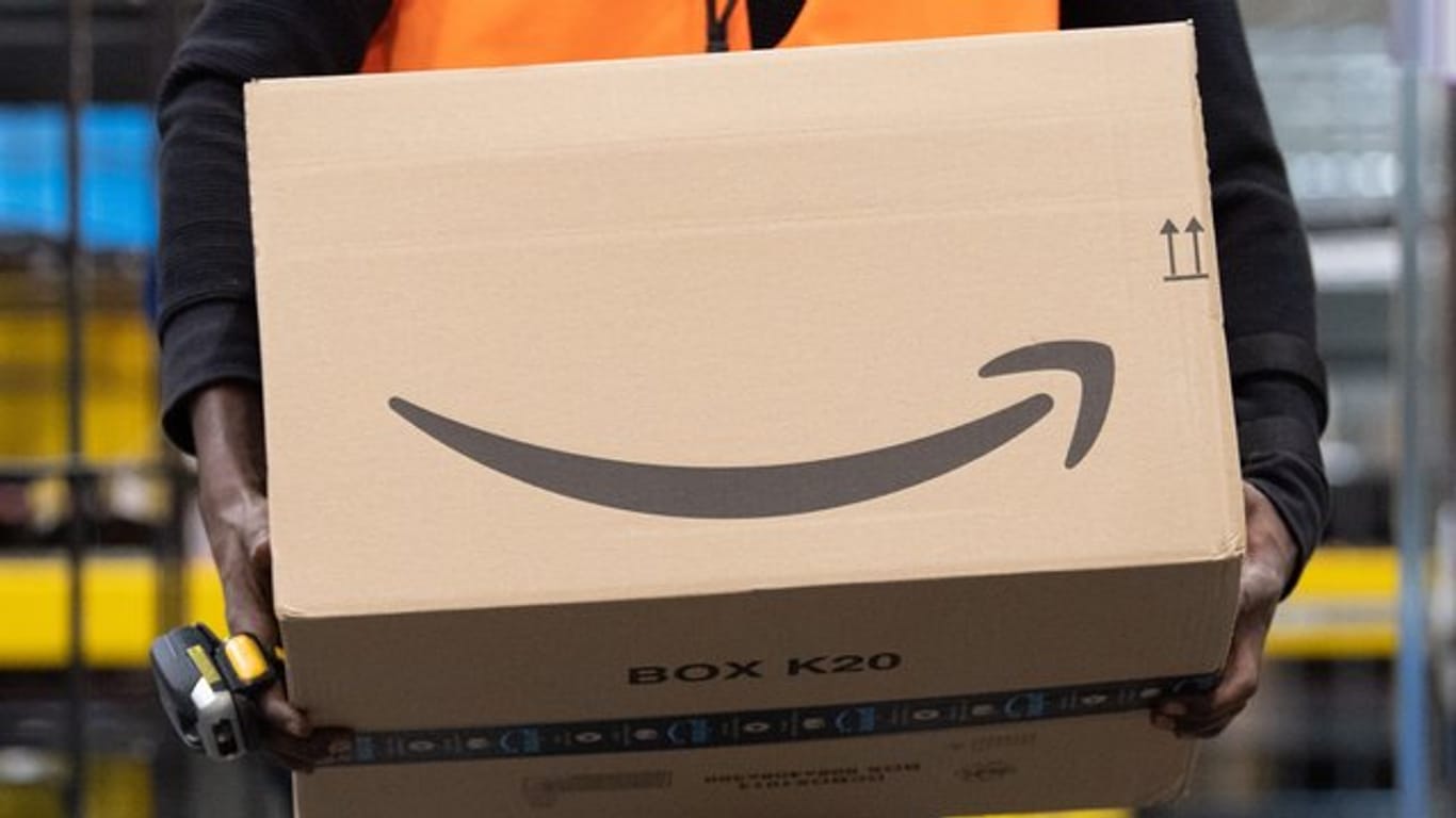 Ein Amazon-Paket: Verbraucherschützer sehen die zunehmende Marktmacht großer Online-Händler mit Sorge.