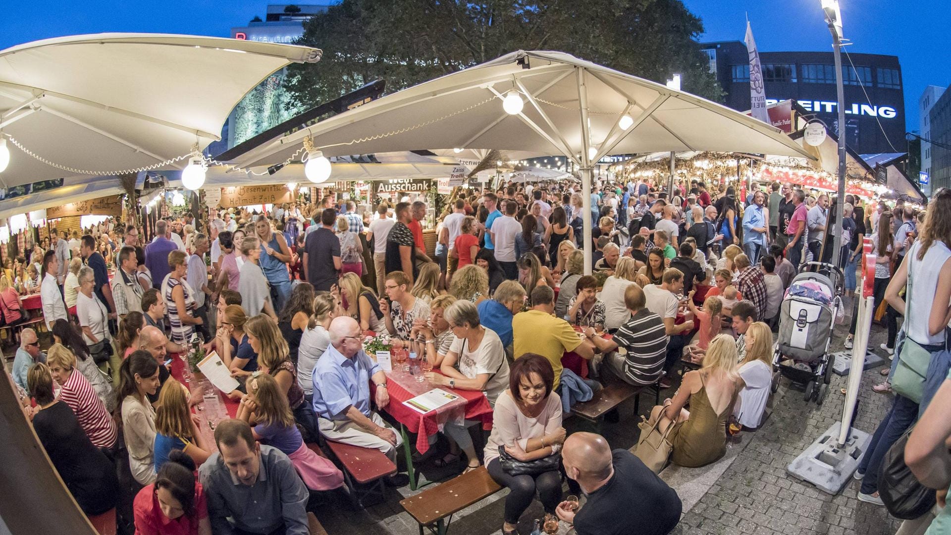Menschen sitzen dichtgedrängt beim Stuttgarter Weindorf im Jahr 2016: Wegen der Corona-Pandemie ist diese Art des Beisammenseins nicht möglich. Die Macher haben sich aber eine Alternative überlegt. Menschen sitzen dichtgedrängt beim Stuttgarter Weindorf im Jahr 2016: Wegen der Corona-Pandemie ist diese Art des Beisammenseins nicht möglich. Die Macher haben sich aber eine Alternative überlegt.