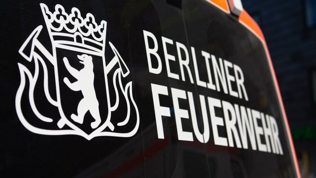 Der Schriftzug "Berliner Feuerwehr" steht an einem Fahrzeug (Archivbild): Ein Feuerwehrmann wurde beim Anschlag auf der A100 verletzt. Der Schriftzug "Berliner Feuerwehr" steht an einem Fahrzeug (Archivbild): Ein Feuerwehrmann wurde beim Anschlag auf der A100 verletzt.