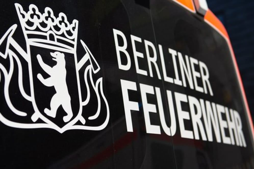 Der Schriftzug "Berliner Feuerwehr" steht an einem Fahrzeug (Archivbild): Ein Feuerwehrmann wurde beim Anschlag auf der A100 verletzt.