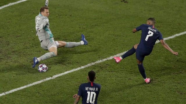 Seine Reflexe machten die Torchancen der Pariser zunichte: Torwart Manuel Neuer in Aktion. Seine Reflexe machten die Torchancen der Pariser zunichte: Torwart Manuel Neuer in Aktion.