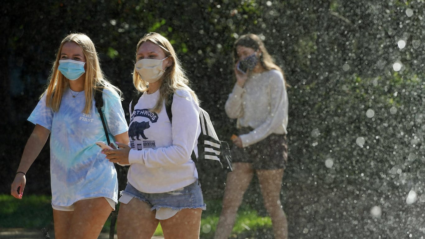 Schülerinnen mit Maske auf dem Weg zum Unterricht (Symbolbild): In Kiel gilt nun Maskenpflicht an Schulen.