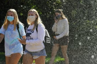 Schülerinnen mit Maske auf dem Weg zum Unterricht (Symbolbild): In Kiel gilt nun Maskenpflicht an Schulen.