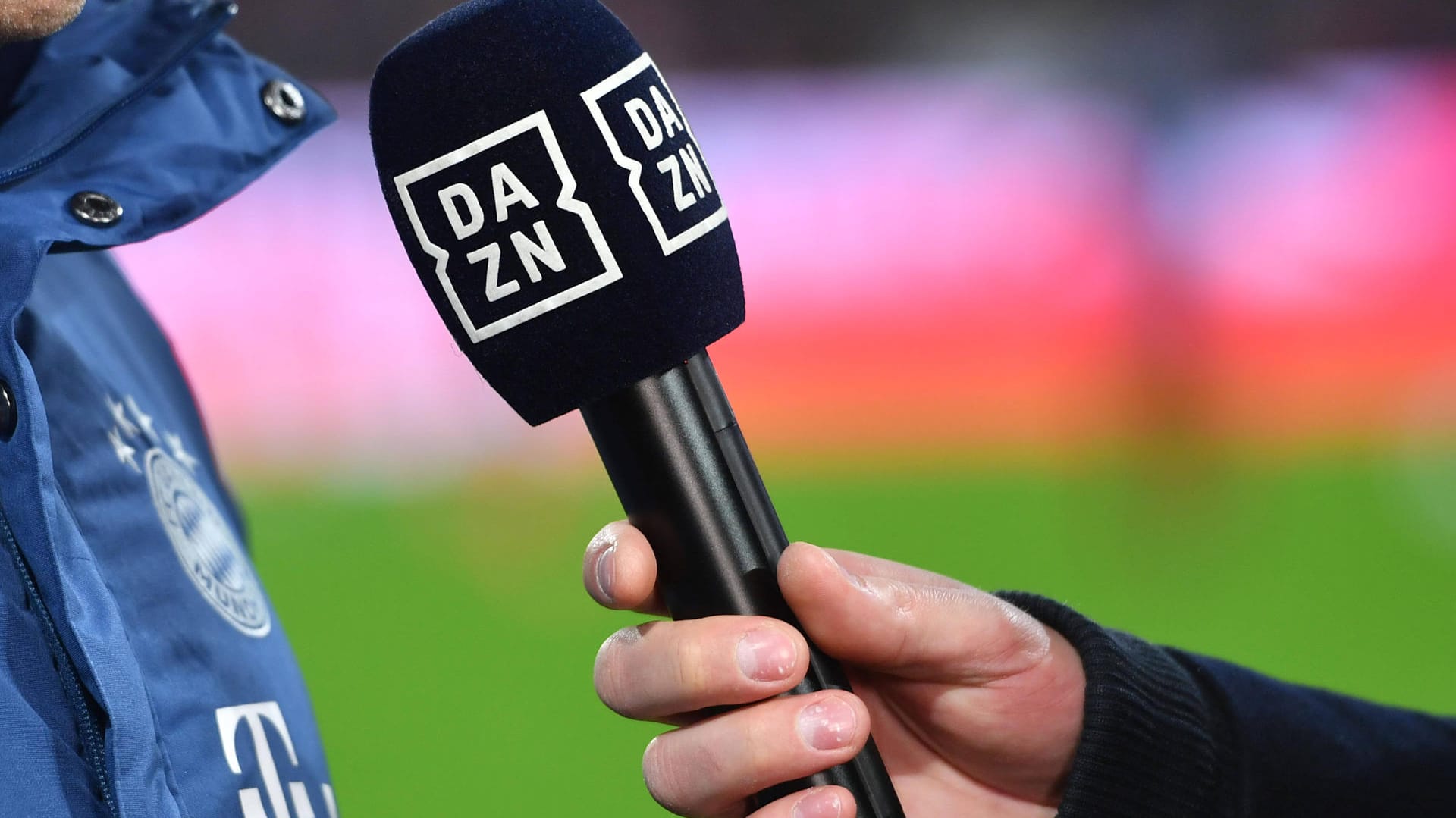 Bundesliga bei DAZN: Der Streamingsender bleib auch in der kommenden Saison am Ball. Bundesliga bei DAZN: Der Streamingsender bleib auch in der kommenden Saison am Ball.