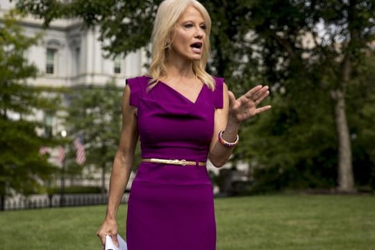Kellyanne Conway, Beraterin des US-Präsidenten Trump, spricht mit Journalisten vor dem Westflügel des Weißen Hauses.