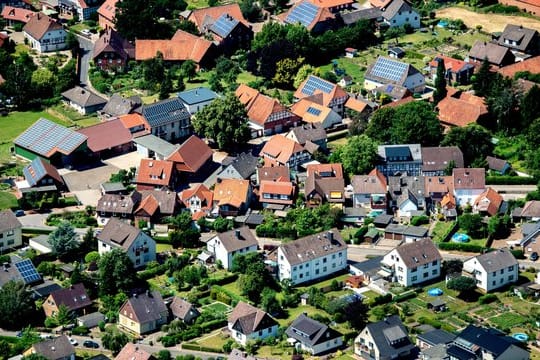 Arbeiten Menschen im Homeoffice, könnte das Umland von Großstädten als Wohnort attraktiver werden.