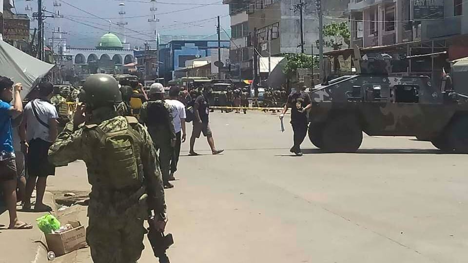 Auf diesem vom philippinischen Roten Kreuz zur Verfügung gestellten Handout-Foto sichern Truppen ein Gebiet, nachdem zwei Explosionen die Stadt Jolo in der südphilippinischen Provinz Sulu getroffen hatten.