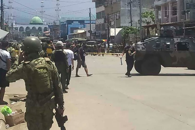 Auf diesem vom philippinischen Roten Kreuz zur Verfügung gestellten Handout-Foto sichern Truppen ein Gebiet, nachdem zwei Explosionen die Stadt Jolo in der südphilippinischen Provinz Sulu getroffen hatten.